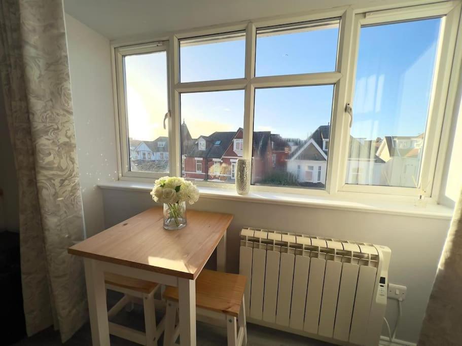 Apartment Princes Court, Sea Road *